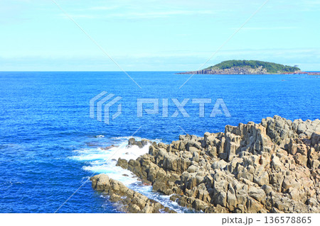 福井県坂井市、東尋坊の風景 福井県坂井市、東尋坊の風景 136578865