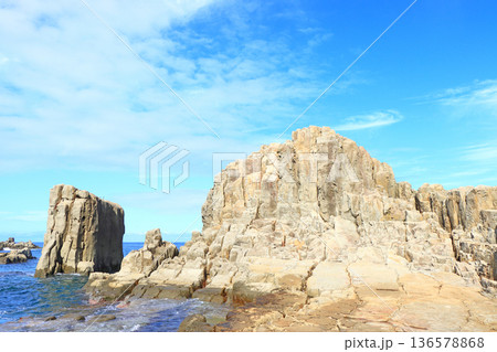 福井県坂井市、東尋坊の風景 136578868