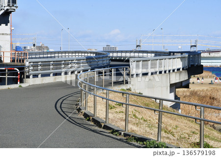 隅田水門の荒川河川敷 136579198