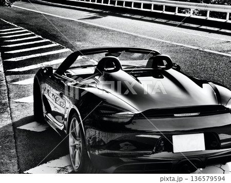 艶々の黒いオープンカー 136579594