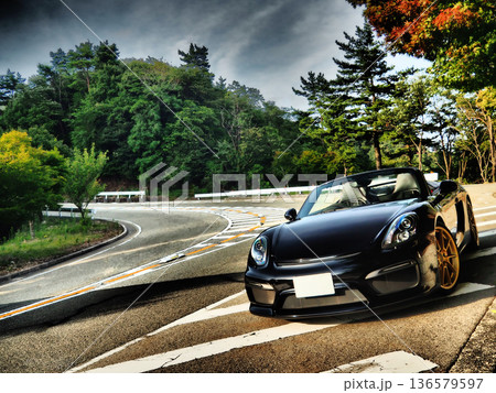 艶々の黒いオープンカー 136579597