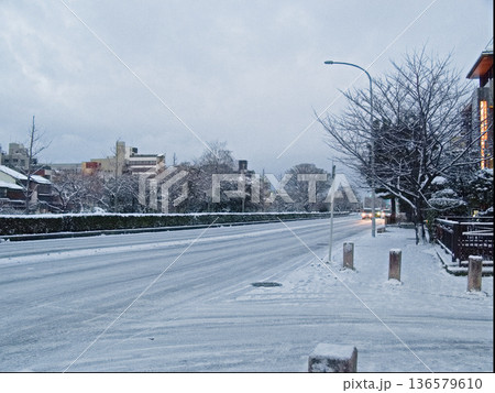 京都祇園四条川端通の雪景色 京都祇園四条川端通の雪景色 136579610