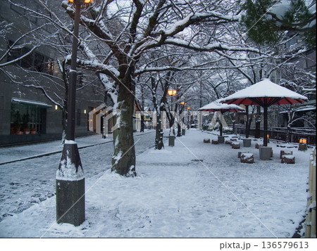 祇園白川の雪景色 136579613