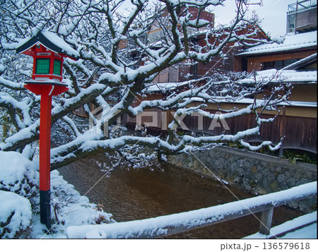 雪の日の祇園白川 雪の日の祇園白川 136579618