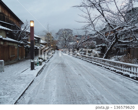 雪の日の祇園四条 136579620