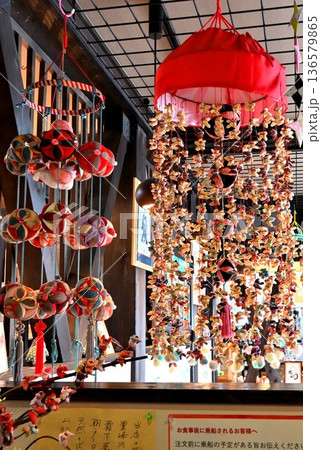 ひな祭りを祝うつるしびな ひな祭りを祝うつるしびな 136579865
