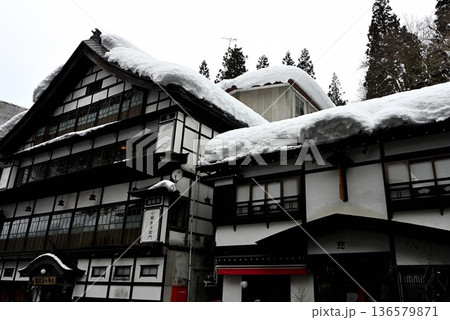 雪の残る銀山温泉の風景 雪の残る銀山温泉の風景 136579871