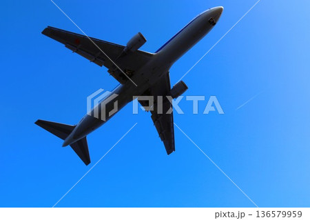 ジェット機の裏側 ジェット機の裏側 136579959