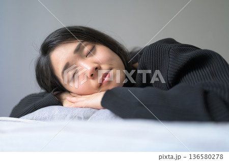 ベッドで眠る日本人女性の寝顔 ベッドで眠る日本人女性の寝顔 136580278