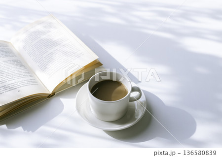 木漏れ日が差し込む朝のコーヒーと読書 木漏れ日が差し込む朝のコーヒーと読書 136580839