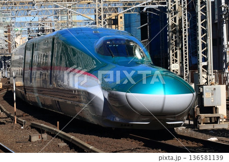 東京駅に入線してくる東北新幹線はやぶさ 東京駅に入線してくる東北新幹線はやぶさ 136581139