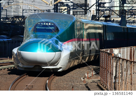 東京駅に入線してくる東北新幹線はやぶさ 136581140