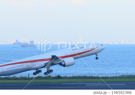 離陸する政府専用機 空飛ぶ官邸 離陸する政府専用機 空飛ぶ官邸 136581366