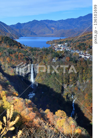 [定額] 明智平展望台から望む秋の華厳の滝と中禅寺湖 ( 栃木県 日光市 ) 136581699