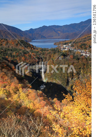 [定額] 明智平展望台から望む秋の華厳の滝と中禅寺湖 ( 栃木県 日光市 ) 136581706