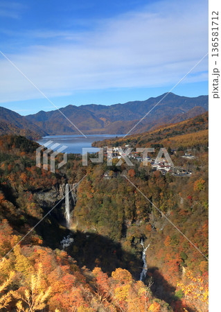 [定額] 明智平展望台から望む秋の華厳の滝と中禅寺湖 ( 栃木県 日光市 ) 136581712