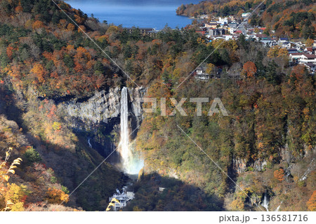 [定額] 明智平展望台から望む秋の華厳の滝と中禅寺湖 ( 栃木県 日光市 ) 136581716