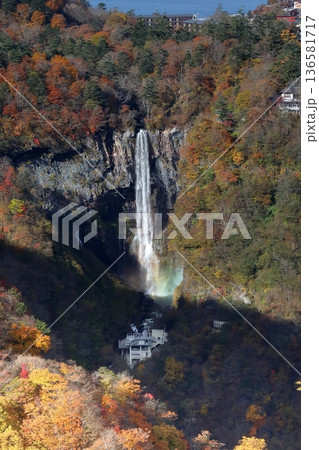 [定額] 明智平展望台から望む秋の華厳の滝と中禅寺湖 ( 栃木県 日光市 ) 136581717