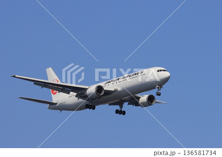 青空を背景に着陸する旅客機　着陸進入するJAL機 136581734