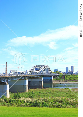 岐阜県岐阜市、忠節橋と岐阜駅前高層ビル群の風景 136581773