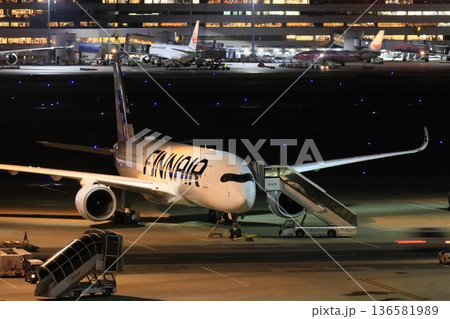 夜の羽田空港 夜間飛行に向かう旅客機 夜の羽田空港 夜間飛行に向かう旅客機 136581989
