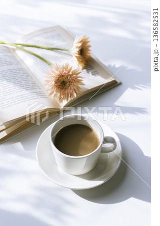 ガーベラとコーヒーと読書 木漏れ日の朝時間 ガーベラとコーヒーと読書 木漏れ日の朝時間 136582531