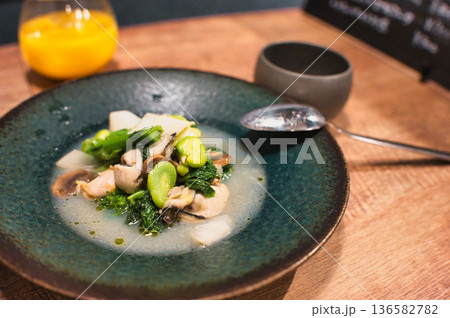 牡蠣とそら豆の白ワイン蒸し 豊かな磯の香りと春の彩り 136582782
