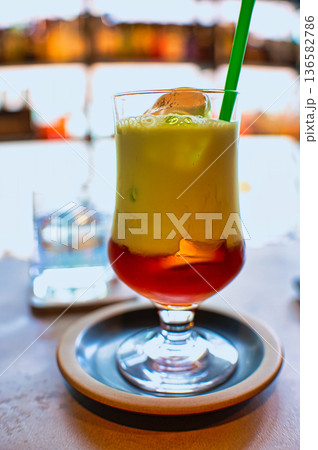 カフェで楽しむ層の綺麗な抹茶ラテ 136582786
