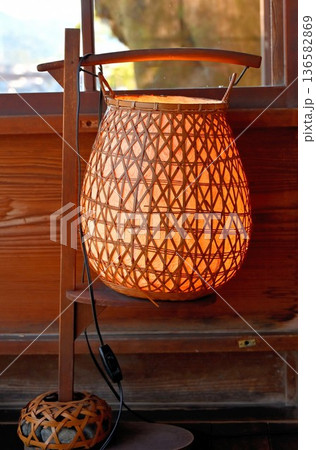 籠のような照明 136582869