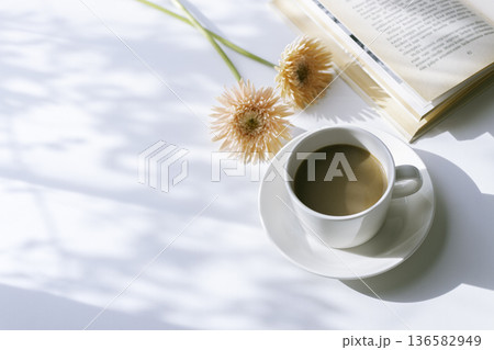 たっぷり余白の白背景　ガーベラとコーヒーと読書 136582949
