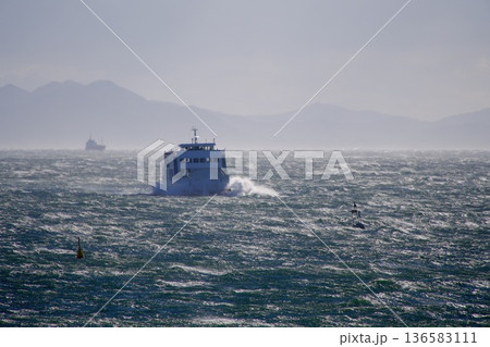 荒波を進む知多半島と知多半島と離島を結ぶカーフェリー「しまゆり」 強風下の海上航行風景 荒波を進む知多半島と知多半島と離島を結ぶカーフェリー「しまゆり」 強風下の海上航行風景 136583111