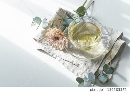 木漏れ日のハーブティーとガーベラ やさしい午後の時間 木漏れ日のハーブティーとガーベラ やさしい午後の時間 136583373