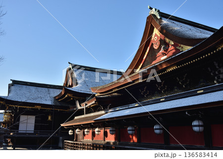 北野天満宮　雪化粧した側面からのご本殿(京都市上京区) 136583414