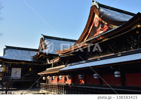 北野天満宮 雪化粧した側面からのご本殿(京都市上京区) 北野天満宮 雪化粧した側面からのご本殿(京都市上京区) 136583415