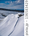 雪に覆われた崖の自然な造形と雪原のパノラマ 136583429