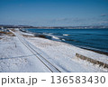 雪に覆われた海岸線と線路 冬のオホーツク沿岸 136583430