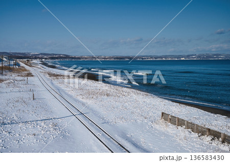 雪に覆われた海岸線と線路 冬のオホーツク沿岸 136583430
