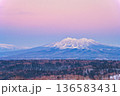 夕暮れのビーナスの帯が彩る冬の斜里岳 パステルカラーの空 136583431