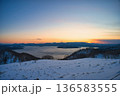 冬の小清水から望む屈斜路湖の夕暮れと雪景色 136583555