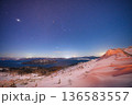 美幌峠の雪原に広がる満天の星空と冬の銀河 136583557
