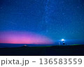 北海道の夜空に現れた低緯度オーロラと灯台の光、流星群の共演 136583559