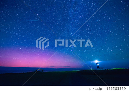 北海道の夜空に現れた低緯度オーロラと灯台の光、流星群の共演 北海道の夜空に現れた低緯度オーロラと灯台の光、流星群の共演 136583559