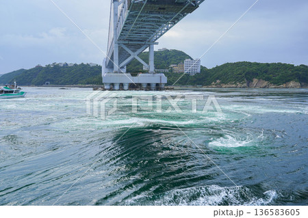 鳴門の渦潮 鳴門の渦潮 136583605