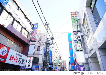 飲食店が立ち並ぶ埼玉県さいたま市大宮駅近く南銀座 136583717