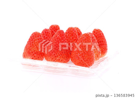 イチゴ 紅ほっぺ デザート 明るい背景 静岡県産 イチゴ 紅ほっぺ デザート 明るい背景 静岡県産 136583945