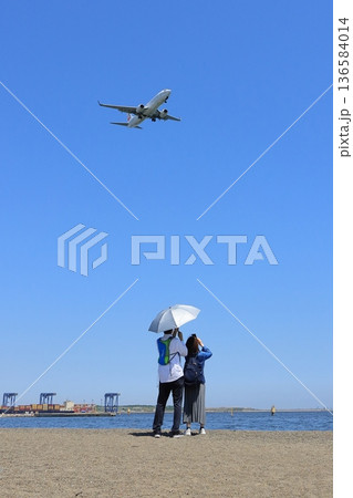 飛行機を撮影するカップル　飛行機の撮影スポット 136584014