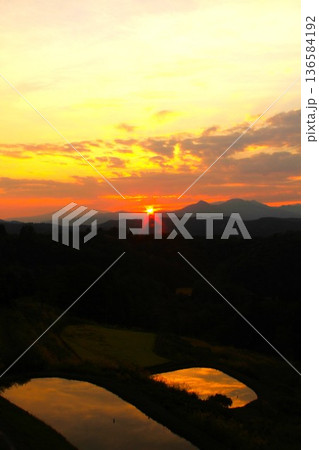 越後棚池・朝焼けの夜明け 136584192
