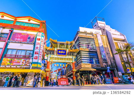 日本の横浜都市景観春節…。変貌する横浜中華街。善隣門の右側にカプセルトイ専門店。…放置自転車 136584292