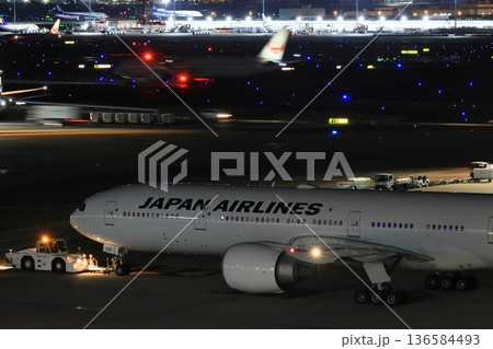 夜間飛行に向けてトーイングされる旅客機 夜間飛行に向けてトーイングされる旅客機 136584493