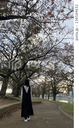 秋の公園で散歩する女性 秋の公園で散歩する女性 136584632